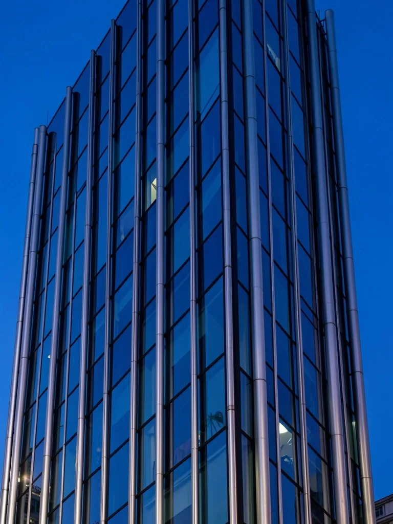 Fachada de edificio con líneas arquitectónicas que reflejan la estructura de datos